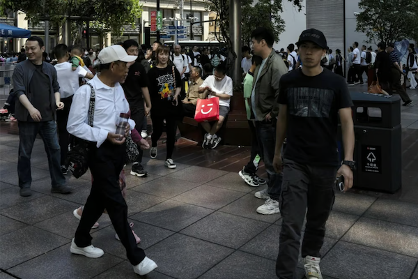 10月2日，上海黄金周期间，南京东路上一位购物者拿着名创优品购物袋