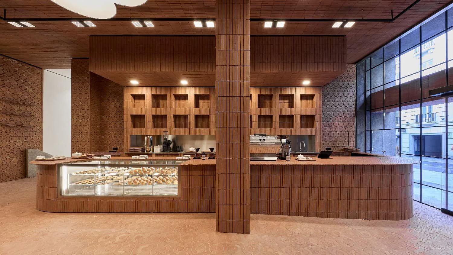 Cafeteria Zacaffé，位于 Zara 马德里店，专门提供男装产品 - Zara