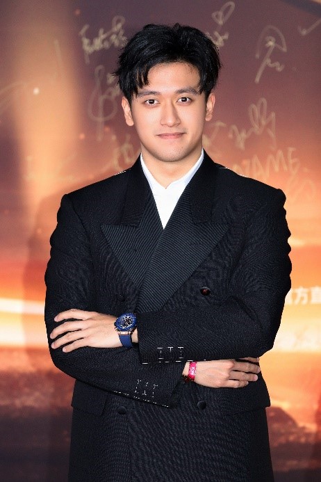 图为中国首位F1车手周冠宇佩戴HUBLOT宇舶表BIG BANG UNICO王金蓝色陶瓷腕表