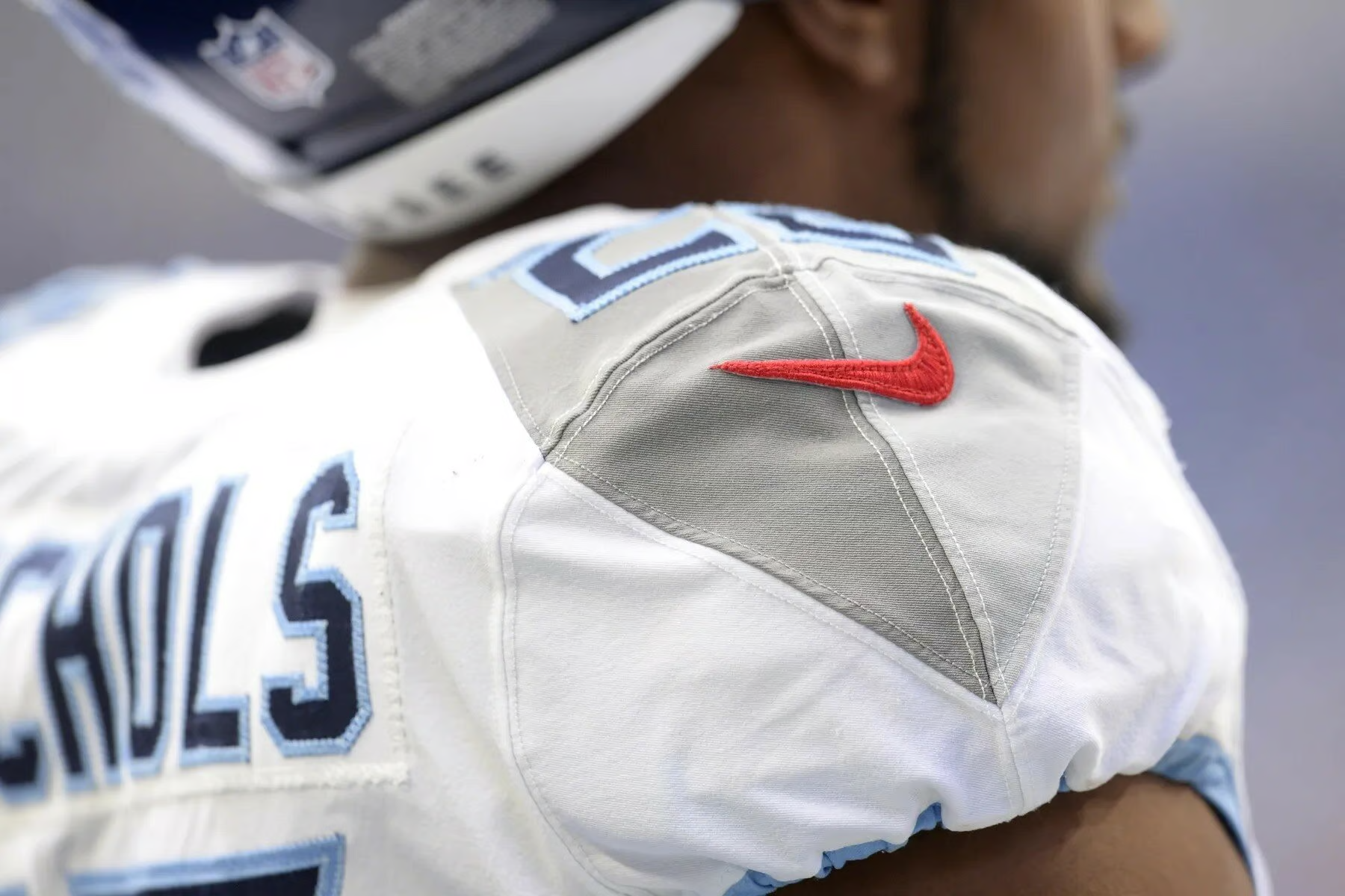 自上个十年初以来，耐克和 NFL 一直保持着紧密的联盟关系，当时联盟终止了与锐步的服装许可协议，当时锐步归阿迪达斯公司所有 