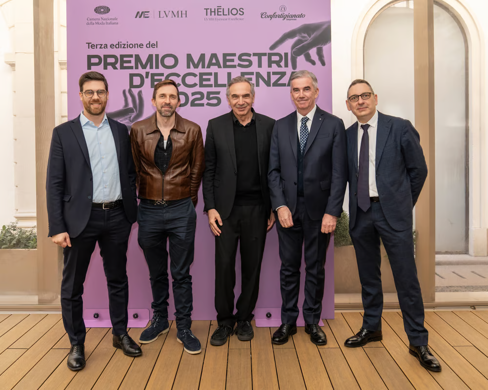 左起：Thélios 首席执行官 Alessandro Zanardo、LVMH 卓越职业总监 Alexandre Boquel、CNMI 总裁 Carlo Capasa、Confartigianato Imprese 总裁 Marco Granelli 和 Confartigianato Imprese Moda 总裁 Moreno Vignolini