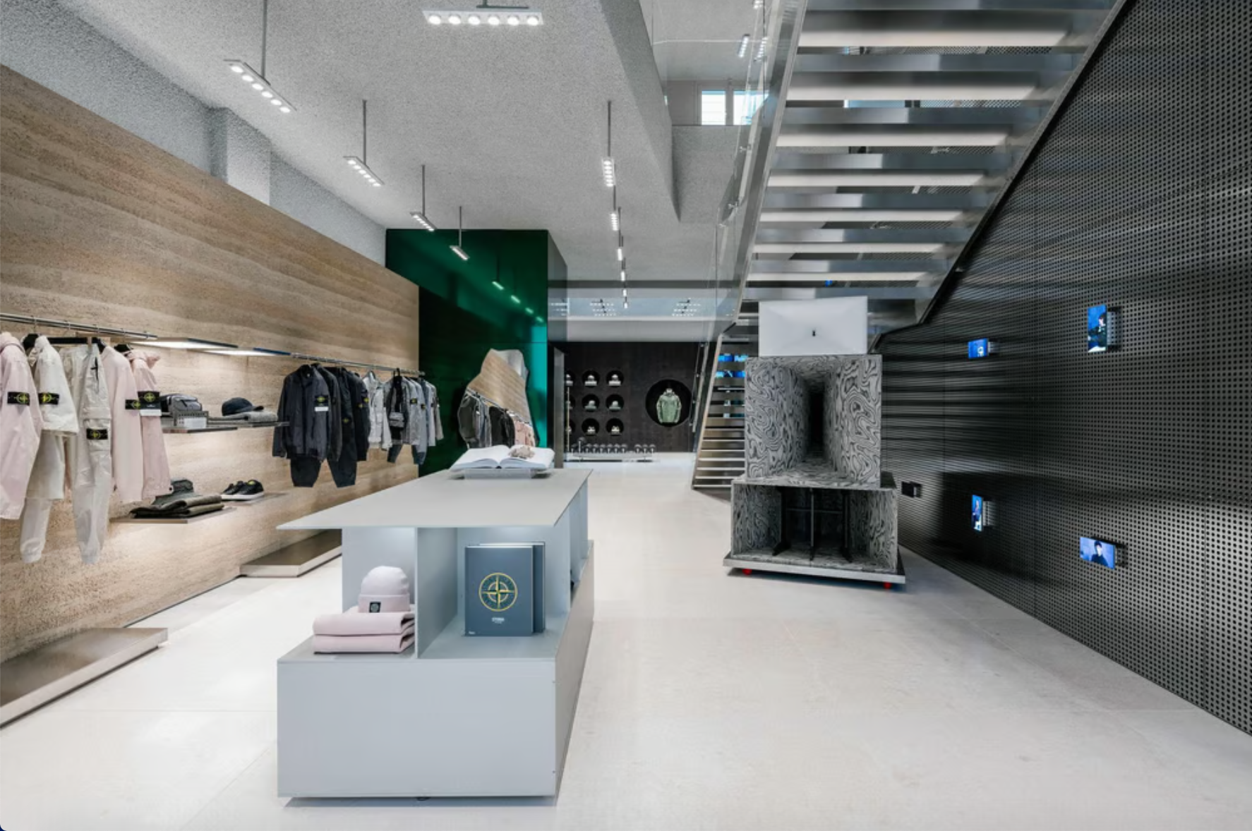 巴黎市中心圣奥诺雷街Stone Island最新开业门店