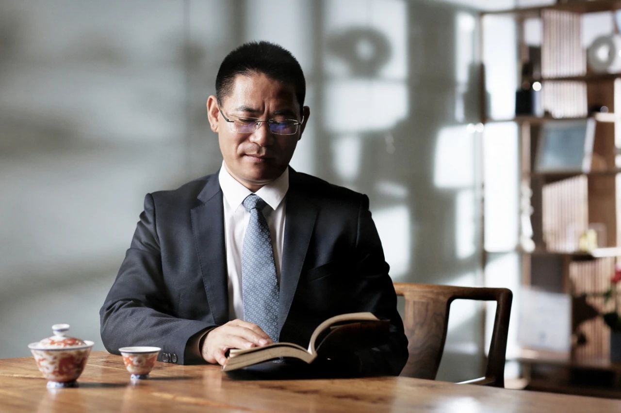 新一代企业战略赋能专家，赢政通创始人、董事长 - 徐廉政