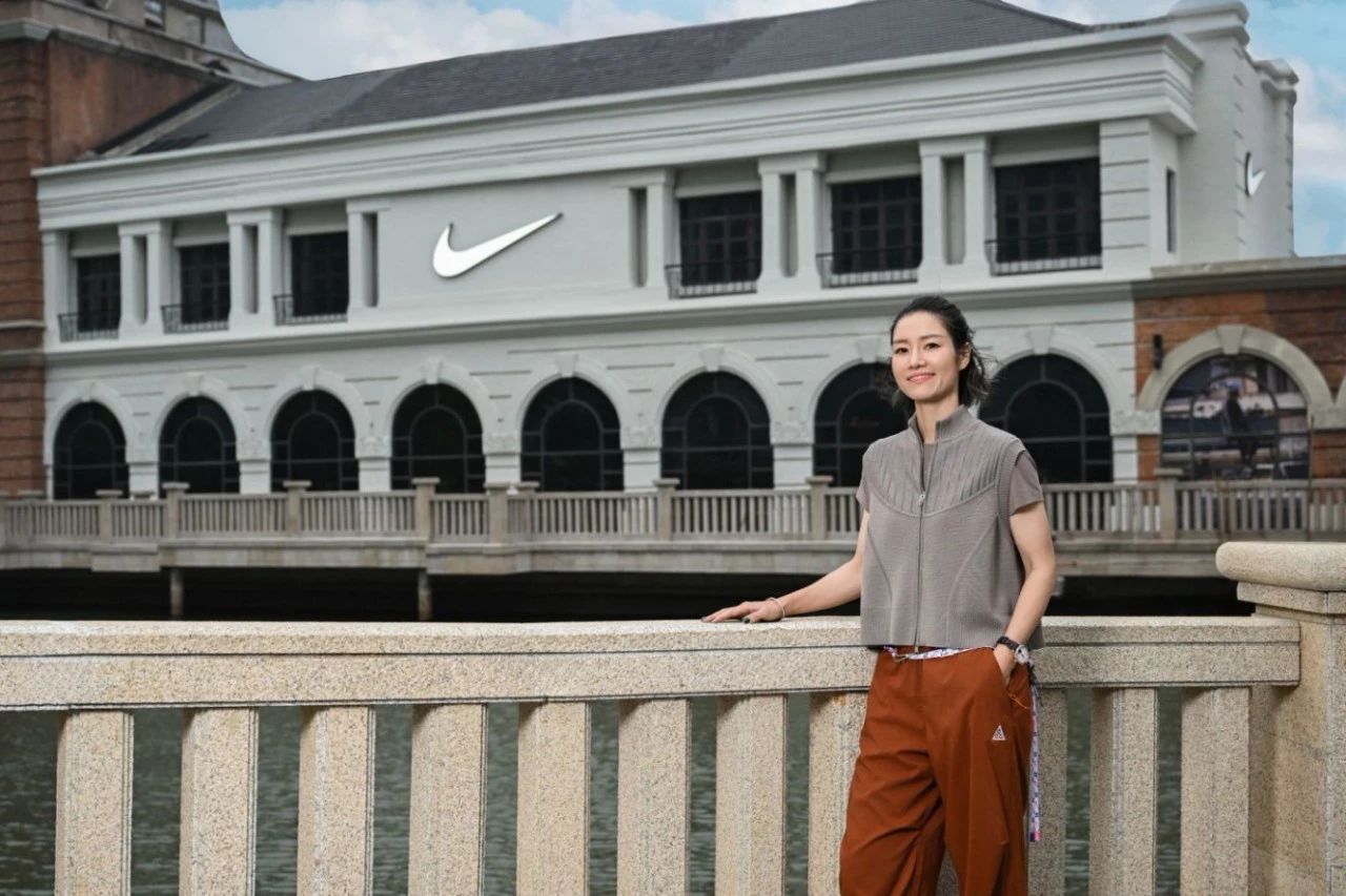 14年前，李娜刚摘得法网单打桂冠，赶回来见证亚洲首家耐克品牌体验店在武汉开幕的重要时刻
