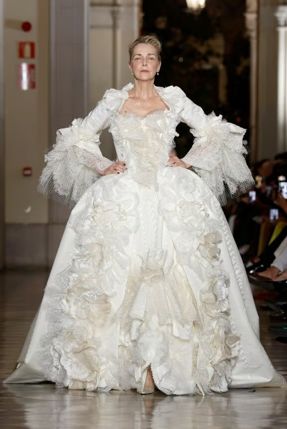 “Vivienne Westwood Bridal Collection 2026” 的开场造型