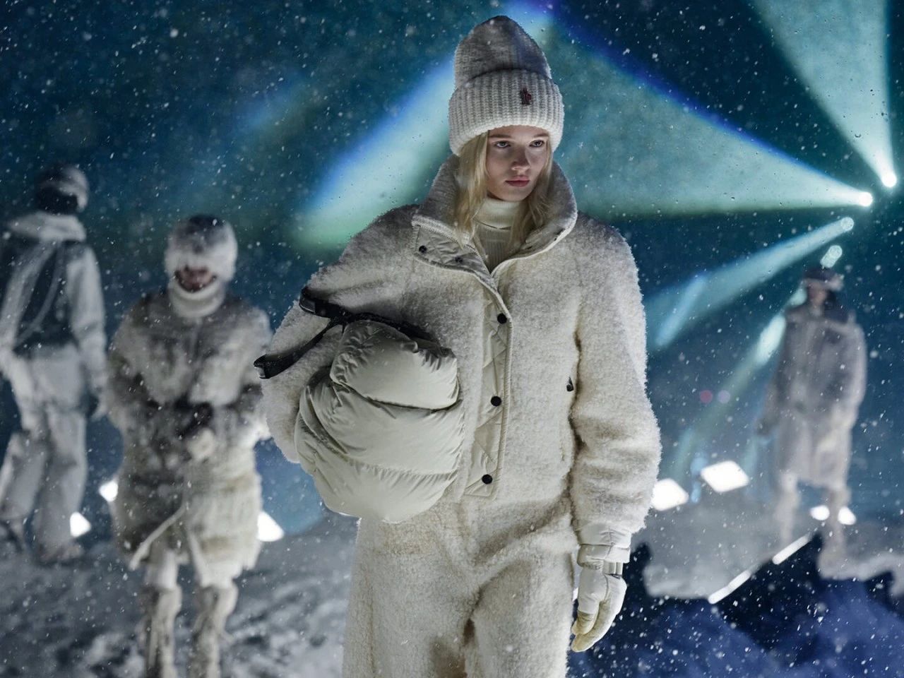 Moncler Grenoble通过一场冰雪时装秀带来前所未有的雄伟山景的体验