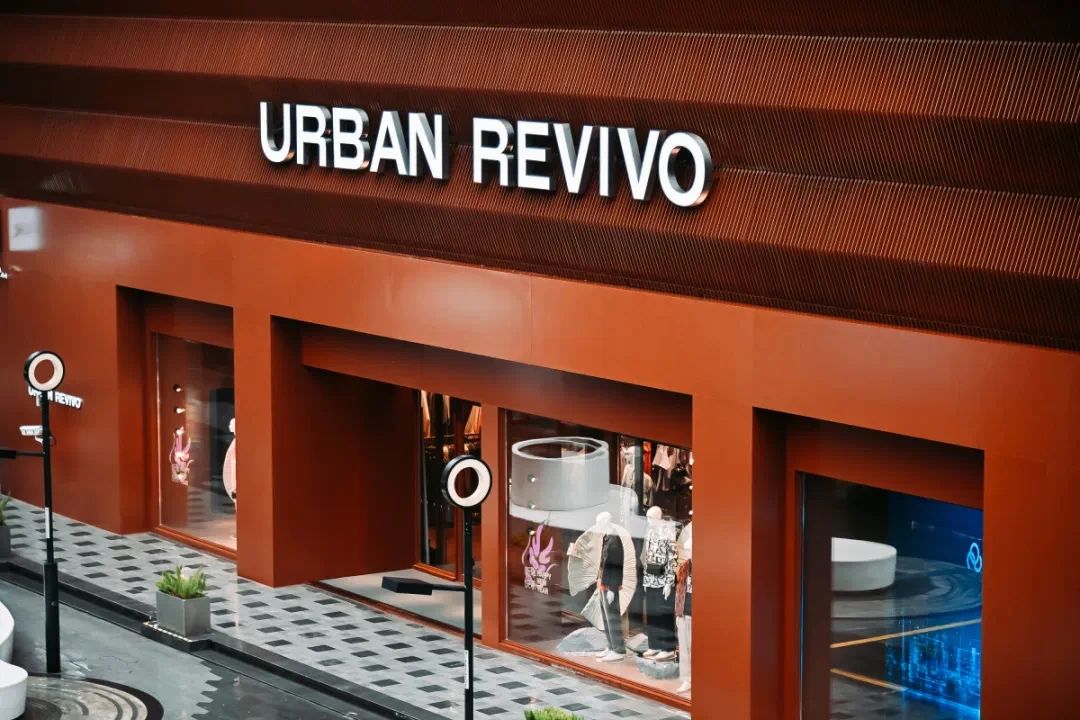 UR上海吴江路四季坊旗舰店，占地近两千平方米