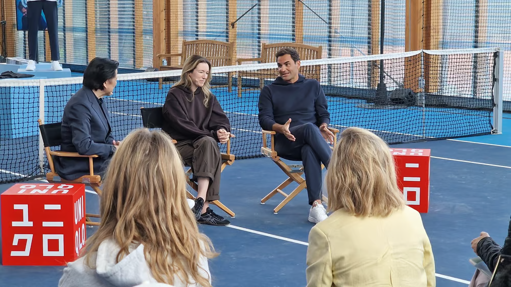 2025 年 5 月 12 日，Clare Waight Keller和 Roger Federer 参加巴黎举行的系列发布会