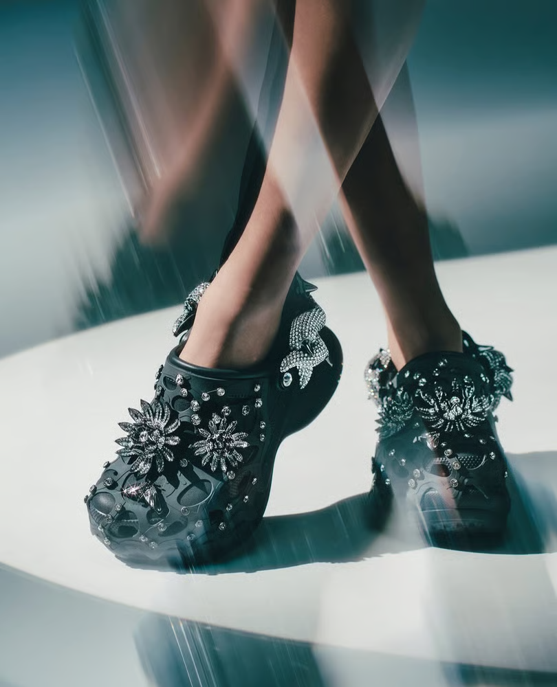 Crocs 公布了 2025 年第一季度的强劲业绩，并撤销了全年展望