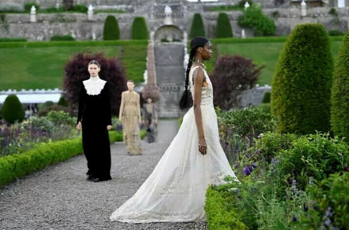 2024 年 6 月 3 日，模特们在苏格兰德拉蒙德城堡举行的 Christian Dior 巡航秀上的造型