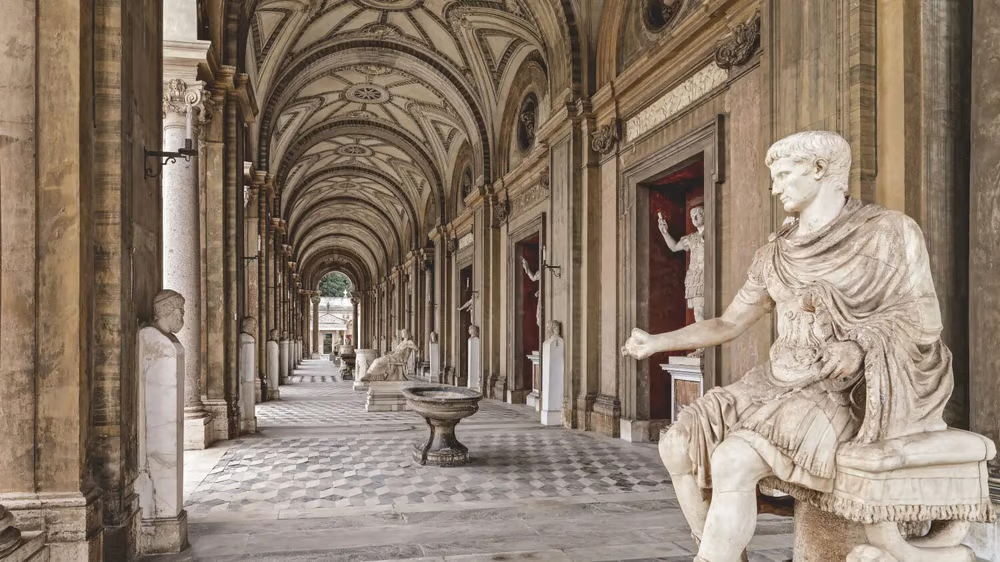 Villa Albani Torlonia 的内部拥有古典艺术收藏品
