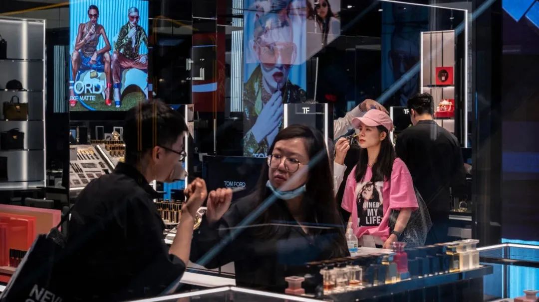 如果后续促收入和消费政策启动，同时保持人民币汇率稳定升值，将有助于中国零售的发展