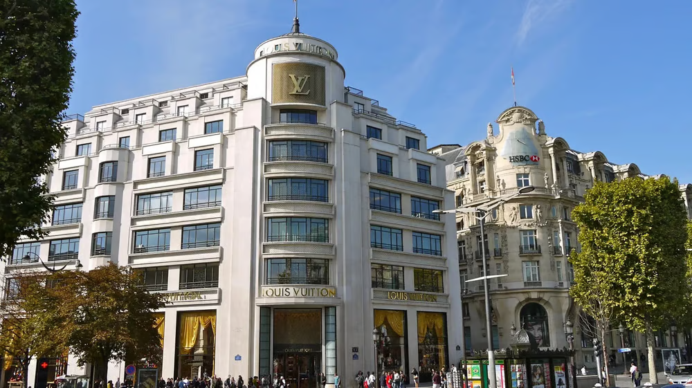 位于巴黎香榭丽舍大街的 Louis Vuitton 专卖店。- 图片来源：Marie Thérèse Hébert 和 Jean Robert Thibault