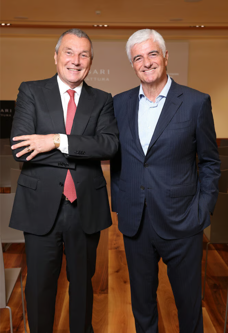 宝格丽首席执行官兼LVMH钟表部门负责人Jean-Christophe Babin与LVMH集团意大利董事长Toni Belloni在瓦伦扎新近扩建的珠宝工厂项目上