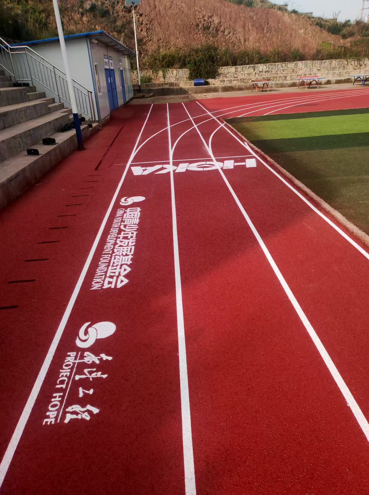 2024“飞常跑量”项目中官宣跑道已在逐步落成中，以上为贵州习水县二里镇中心小学跑道建成图