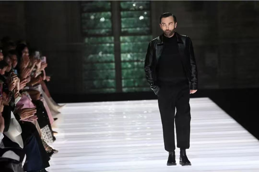 Nicolas Ghesquiere最后出场，为这场早春度假系列谢幕，他被誉为“最后一位古典时装设计师”