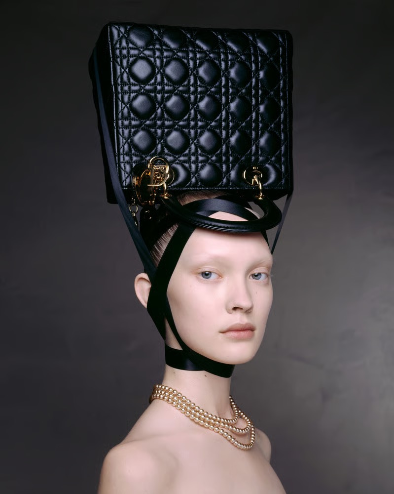 Christian Dior by Gianfranco Ferré Lady Dior黑色皮革包。1996年春夏迪奥Héritage系列，巴黎-Brigitte Niedermair