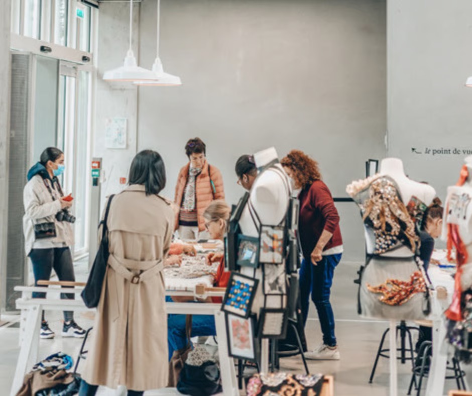 工匠们在le19M内工作，展示Maison's Métiers d'art的诀味-©le19M/照片Gael Turpo