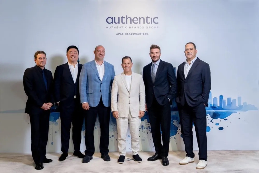 2022年贝克汉姆与Authentic达成战略合作，共同拥有和管理David Beckham品牌，他亦是Authentic的股东之一