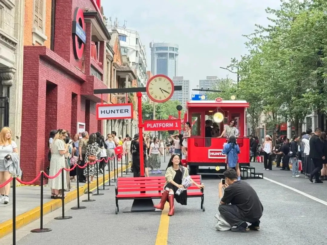 今年5月，Hunter品牌在上海张园旗舰店前设立了“时光列车”装置