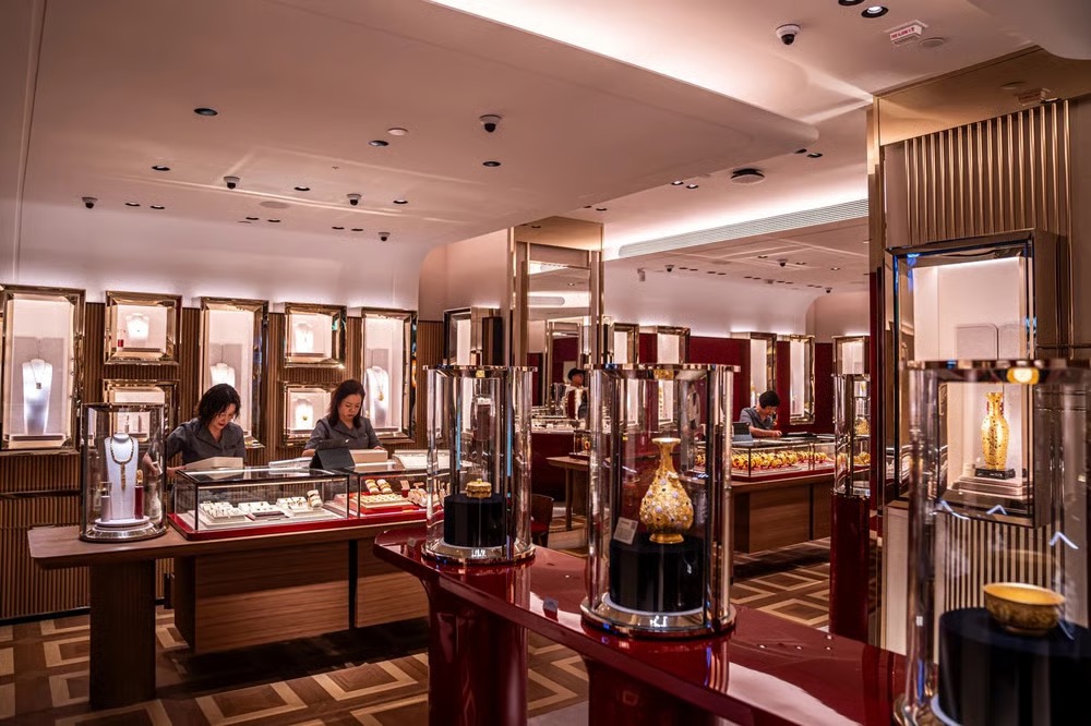 香港的Chow Tai Fook珠宝集团商店。-图片来源：Lam Yik，彭博社