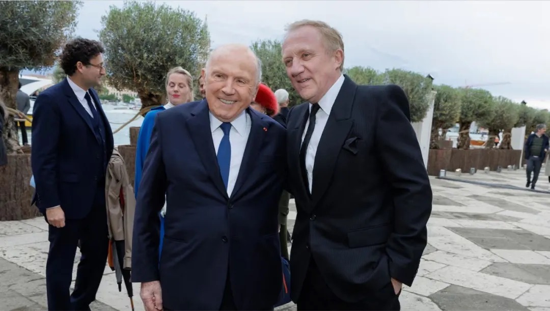 开云集团董事长兼首席执行官François-Henri Pinault与其父亲François Pinault