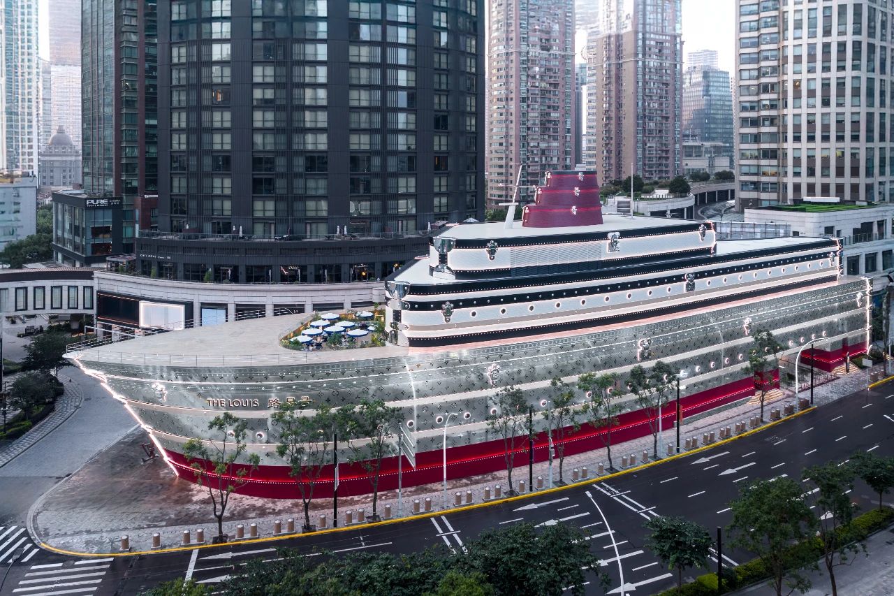 “路易号”由OMA建筑事务所协力打造，外观设计灵感来源于邮轮，是LV全球最大的品牌之家。