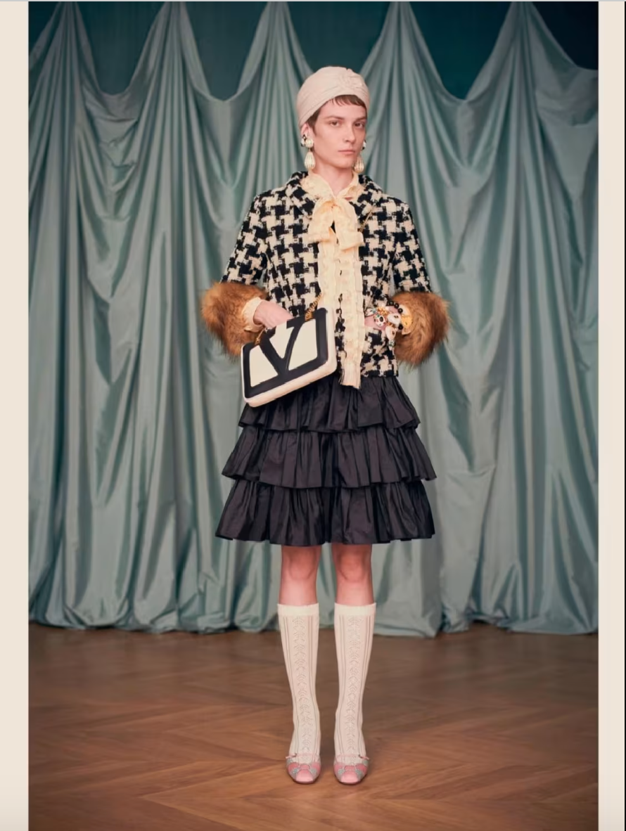 Valentino 2025年早春系列造型，这是Alessandro Michele上任后操刀的首个系列