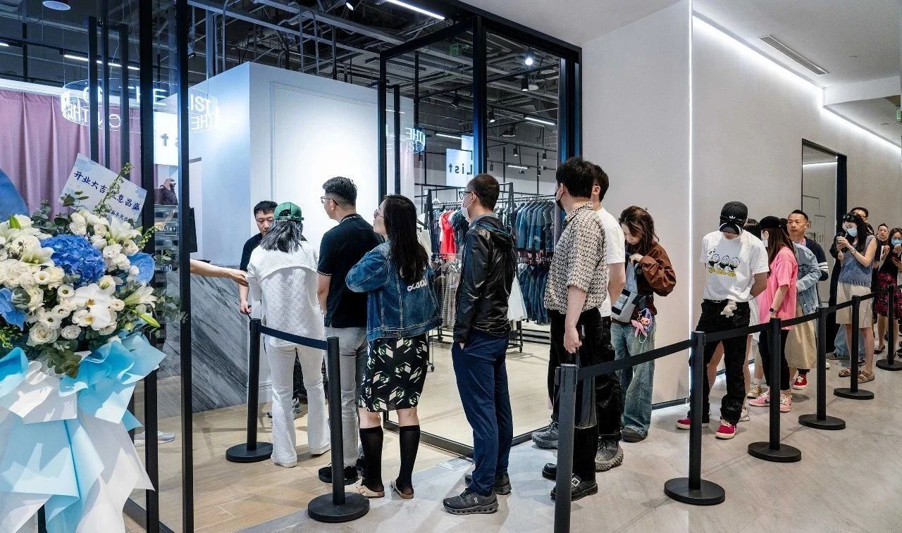 OnTheList在中国大陆仅设有两家线下门店：一座位于上海静安区的1,000平方米期间店，另一座位于北京银泰中心in01的快闪店。