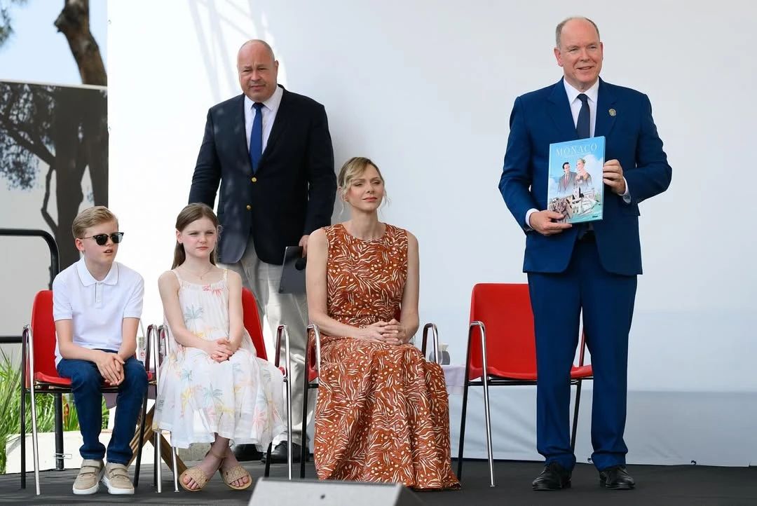 美国前第一夫人米歇尔·奥巴马、凯特王妃、麦当娜均是DVF的忠实拥趸。图中央为摩纳哥王妃(Charlene Wittstock）