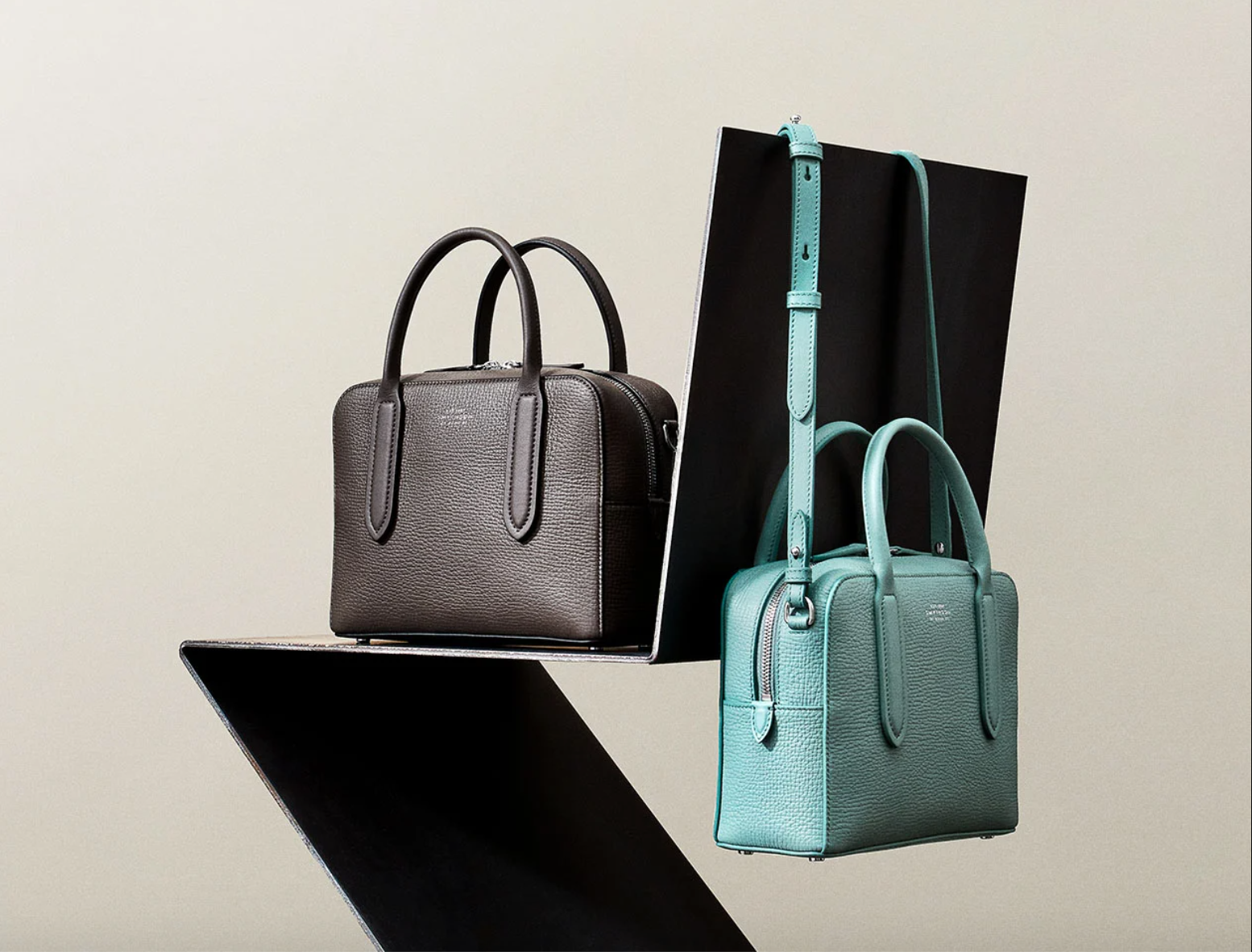 Smythson 的奢华皮包系列融合英伦匠心与现代设计，涵盖经典托特、时尚公文与探险背包，精心打造适配多元生活方式的优雅之选。