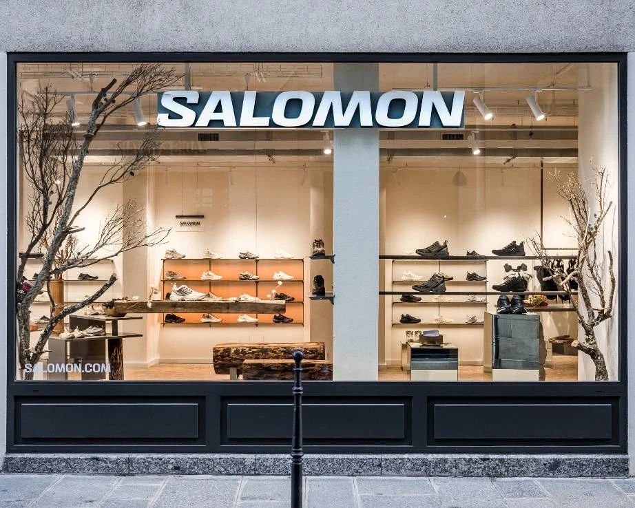 Salomon旗舰店呈现了包括跑步及徒步的多款高端鞋具、服饰及装备，以及冬季运动项目装备在内的一系列产品矩阵