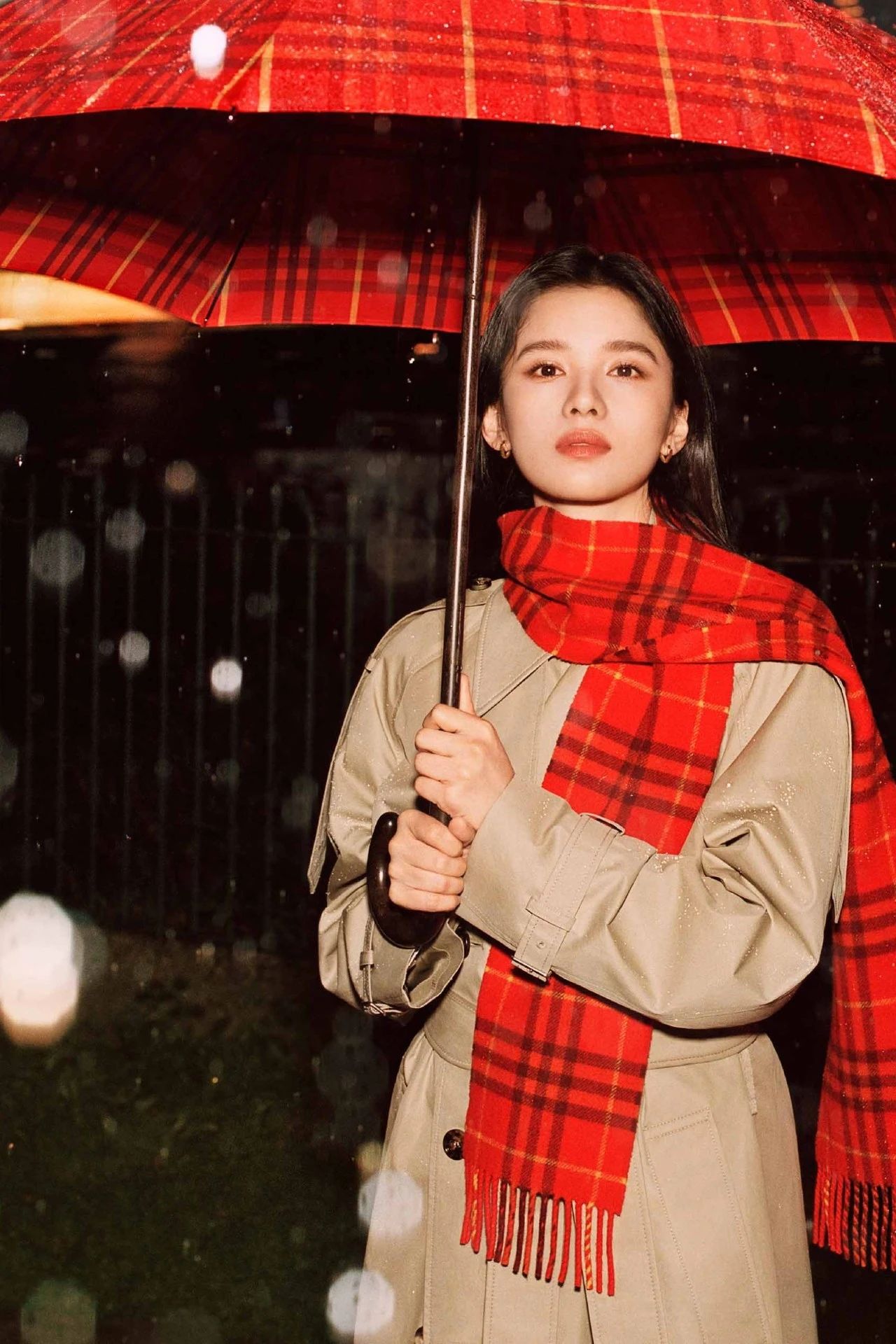 分析师Jelena Sokolova表示，外套和围巾目前占Burberry总收入的40%至50%，但单靠这两大业务不足以推动品牌转型