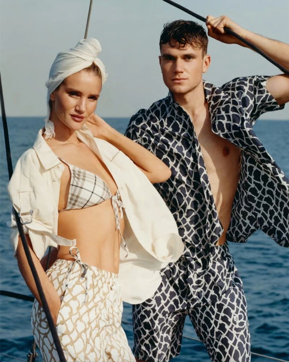 Burberry 2025夏季系列大片，以航海旅程为灵感，演绎“英伦度假风”中的现代优雅。