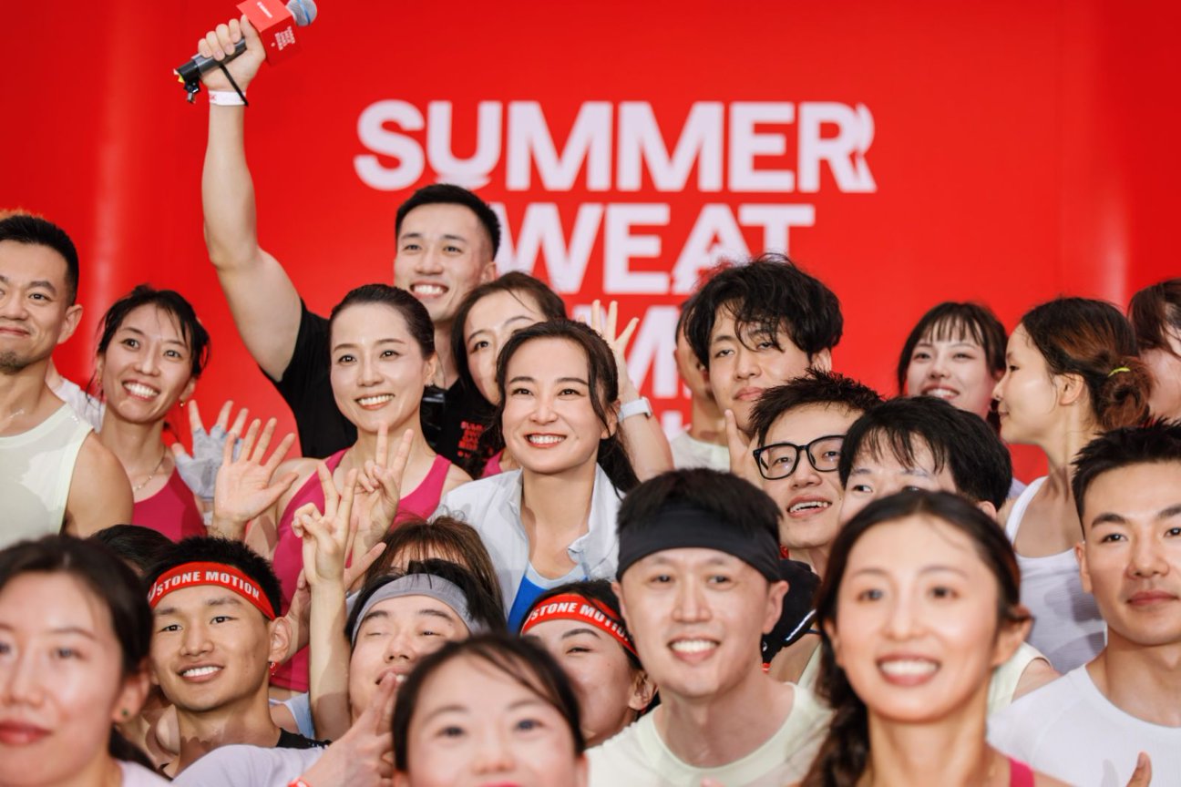 lululemon 品牌大使贾玲现身 2025 年“夏日乐挑战”