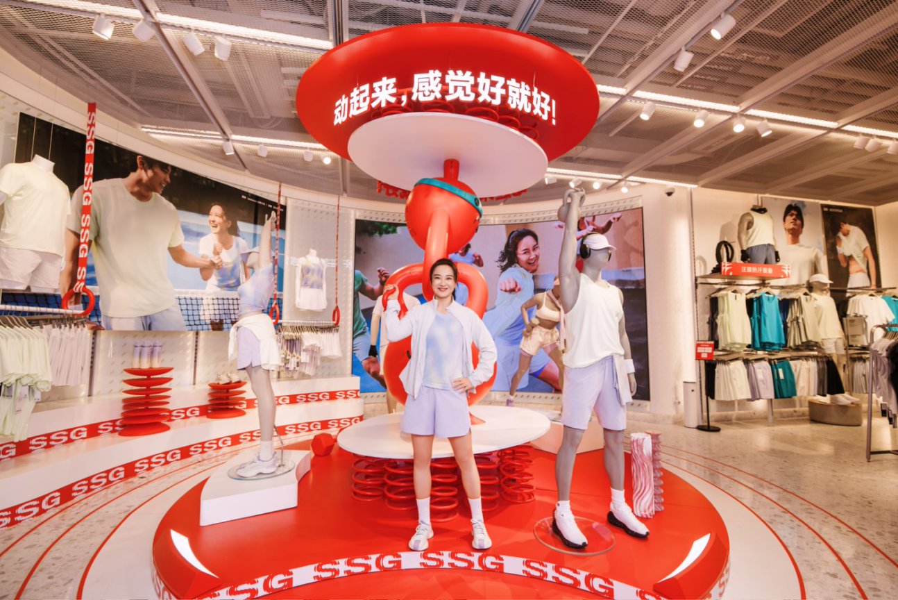 lululemon 品牌大使贾玲探访上海静安嘉里中心门店