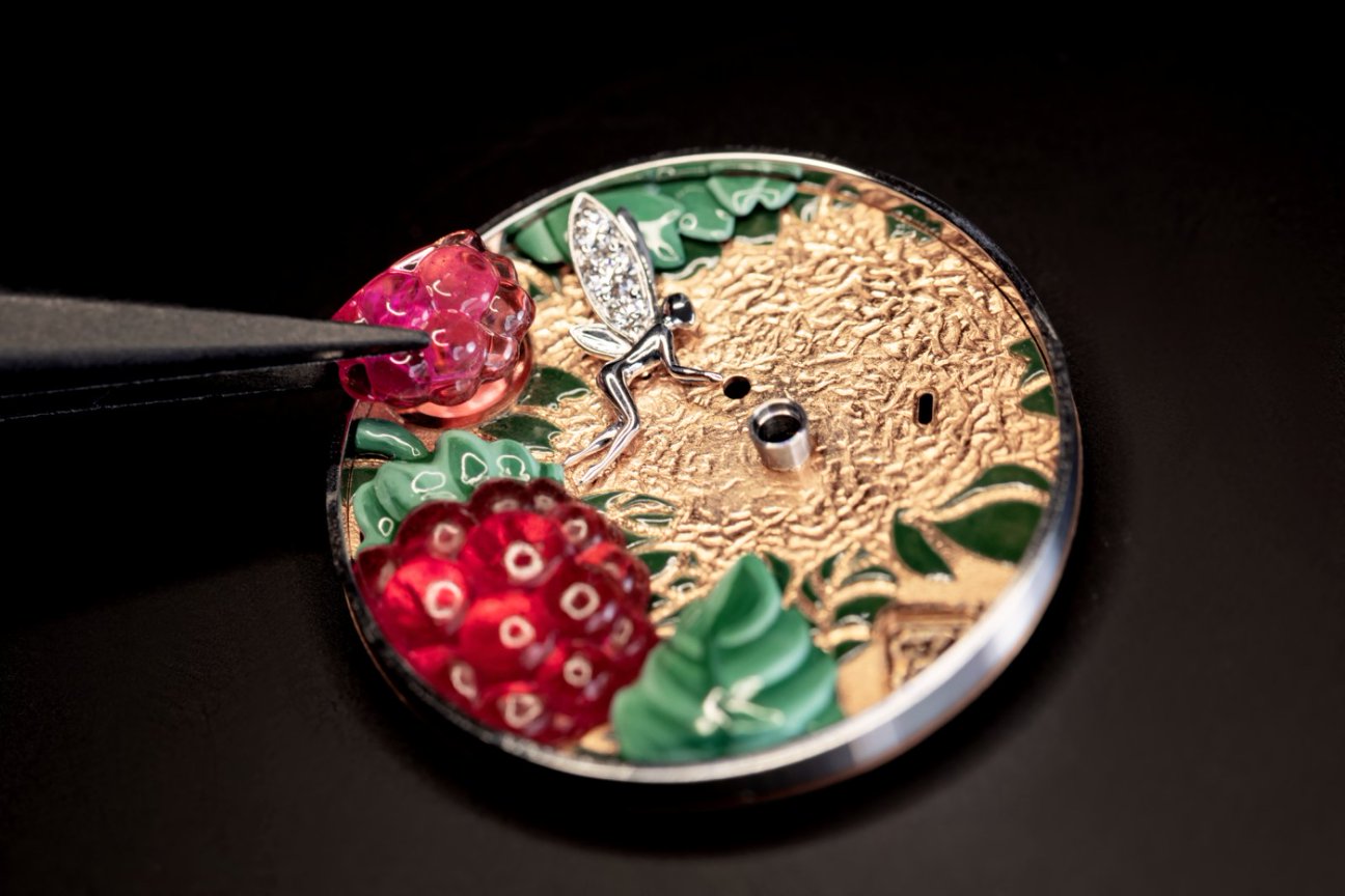 将 façonné 立体珐琅树莓组装于 Perlée Extraordinaire Fruits Enchantés Framboise 腕表表盘 将 façonné 立体珐琅树莓组装于 Perlée Extraordinaire Fruits Enchantés Framboise 腕表表盘