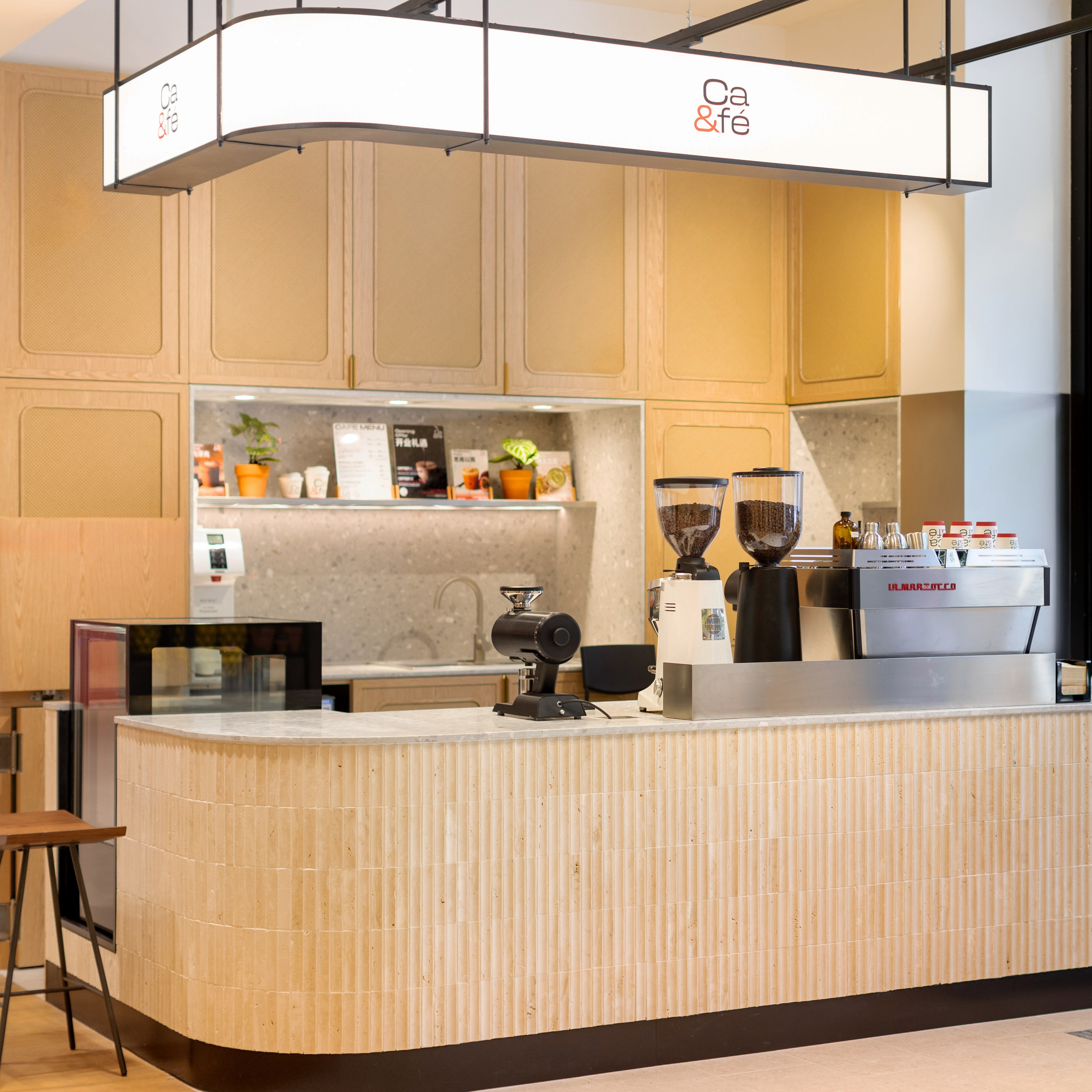 上海“HOUSE OF H&M”特别引入H&M&Café，成为中国首家设有咖啡空间的H&M门店
