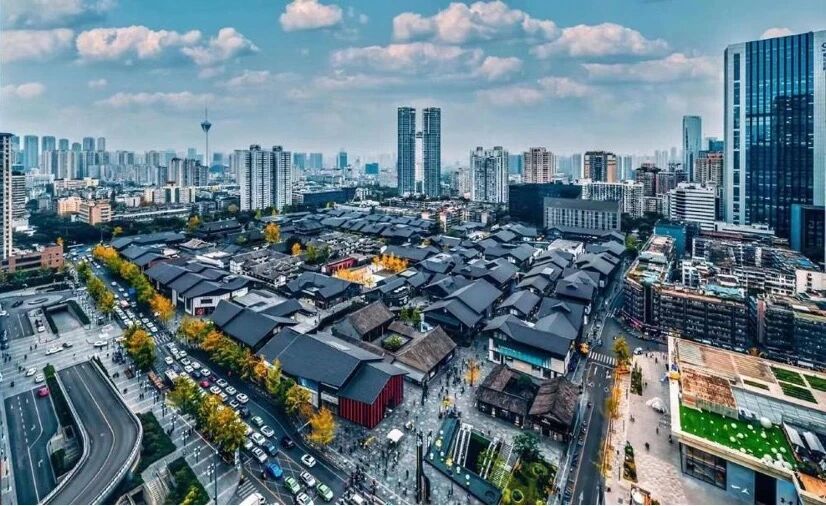 成都太古里作为中国西南地区商业中心，在2024年起向境外游客提供便捷的离境退税服务