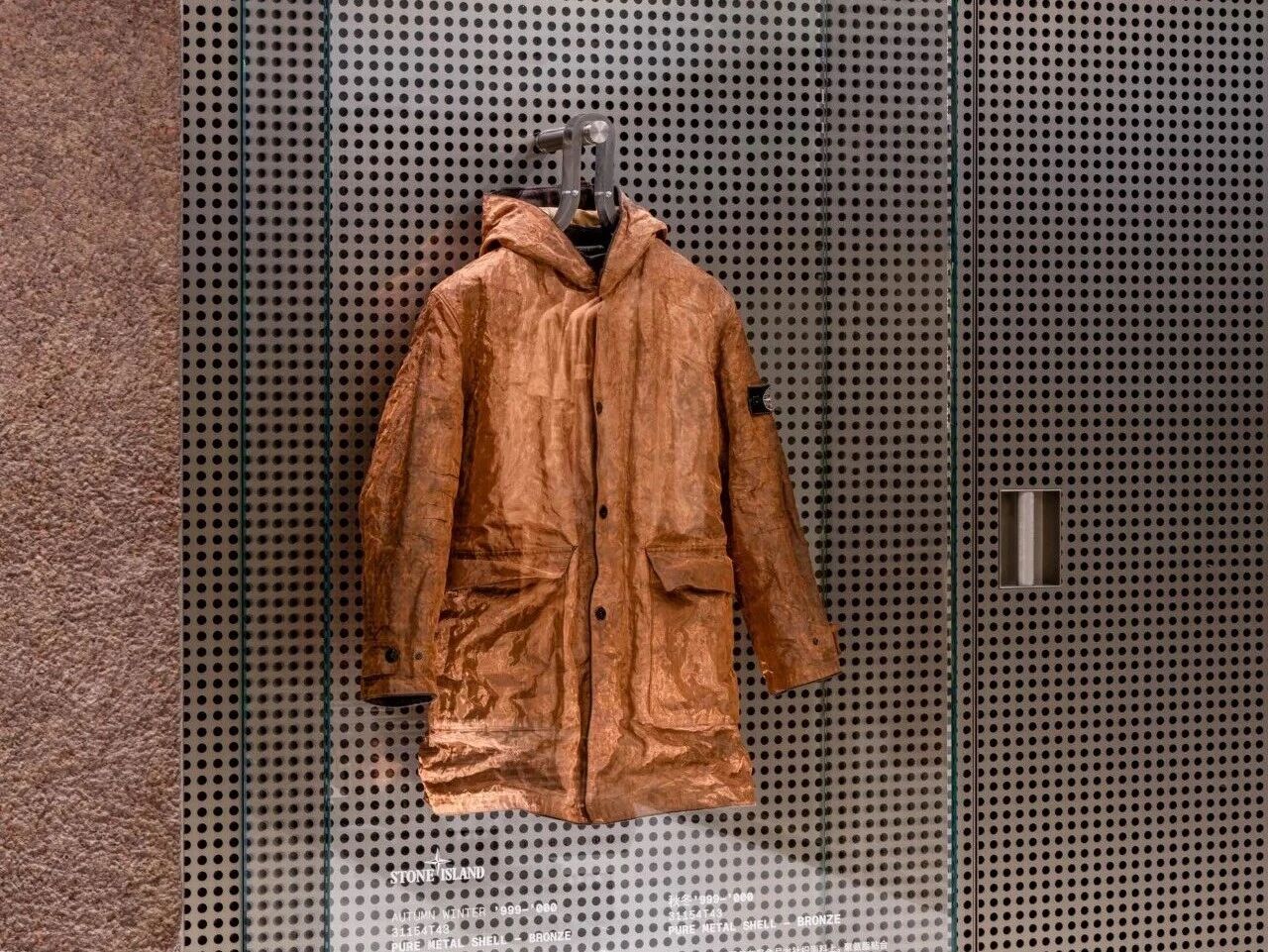 在杭州旗舰店展出的秋冬‘999-’000 Pure Metal Shell —— Bronze