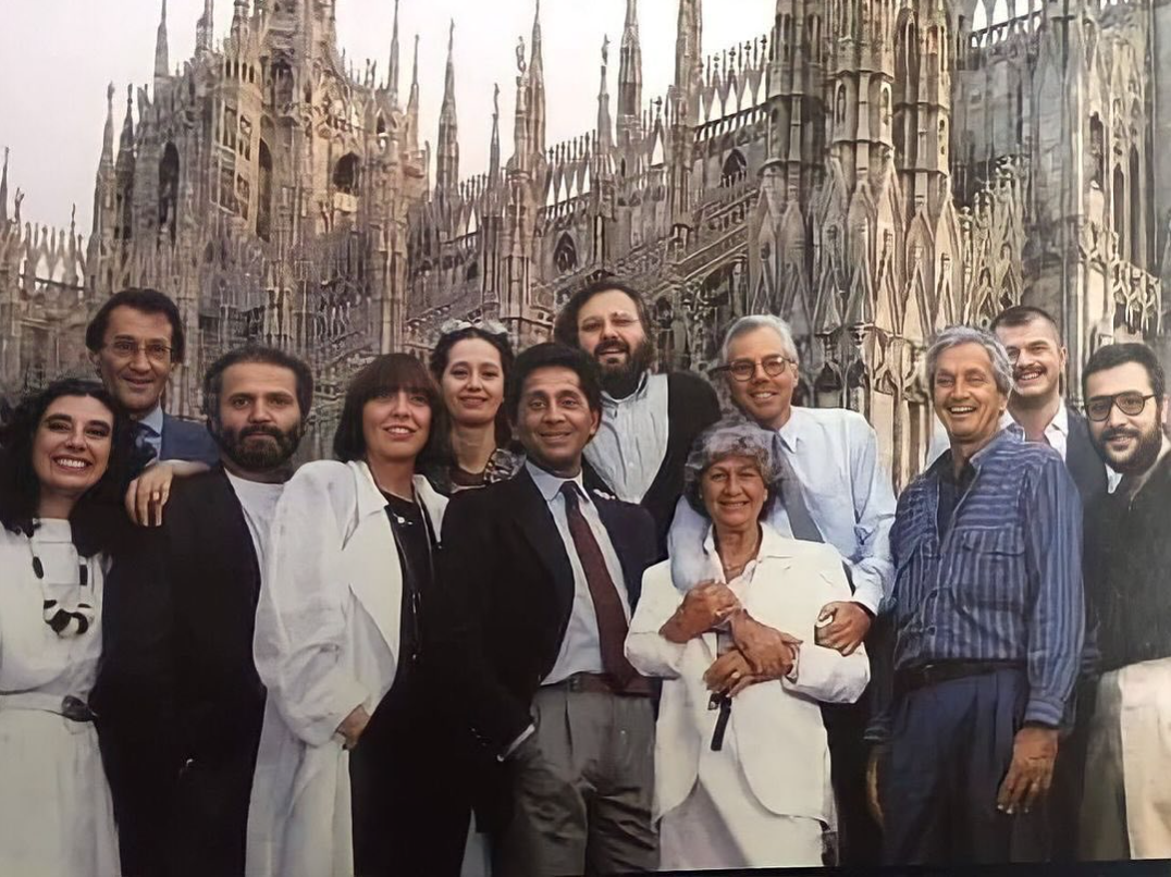 这张照片荟萃了意大利时装传奇，从左至右为Laura Biagiotti, Mario Valentino, Gianni Versace, Krizia, Paola Fendi, Valentino Garavani, Gianfranco Ferré, Mila Shon, Giorgio Armani, Ottavio Missoni, Franco Moschino和Luciano Soprani