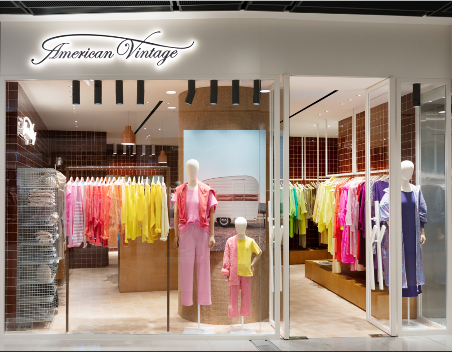 American Vintage位于香港IFC的门店，如彩虹般的调色板配搭是该品牌的特色