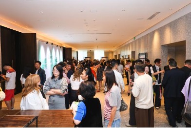 嘉宾参观织物新秀现场展示