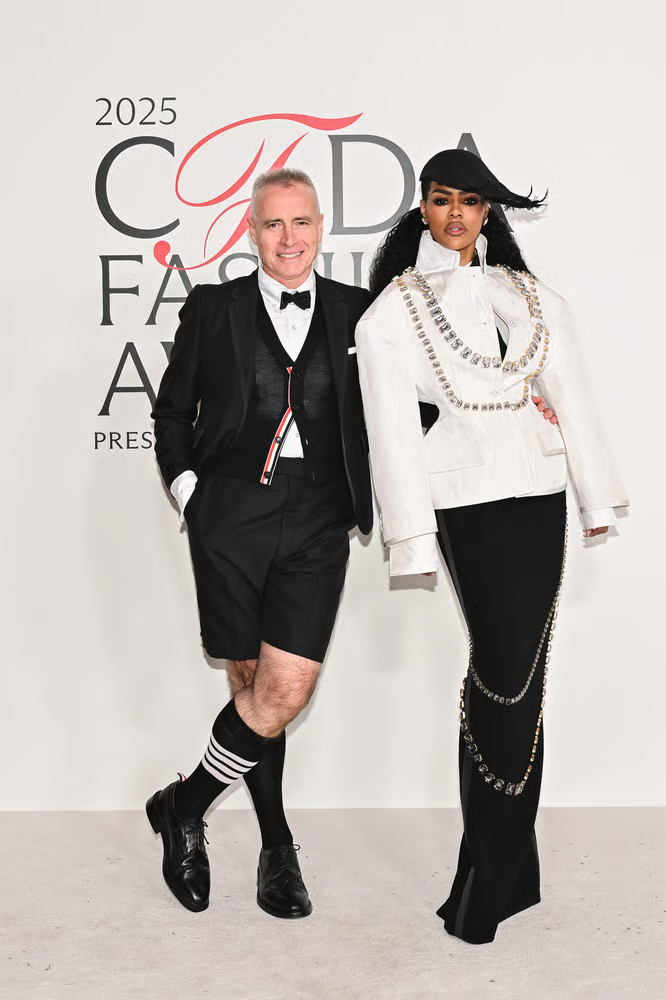 主持人 Teyana Taylor 与 “美国年度男装设计师奖” 得主 Thom Browne 合影——CFDA