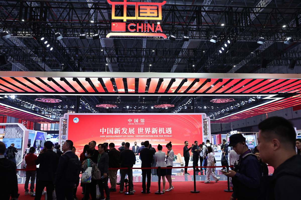 第八届进博会中国馆人头攒动，云集了当前科技与装备制造等领域的尖端实力