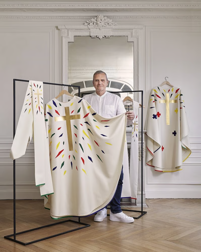 Jean-Charles de Castelbajac 及为巴黎圣母院重开设计的教堂饰物，2024——Philippe Garcia