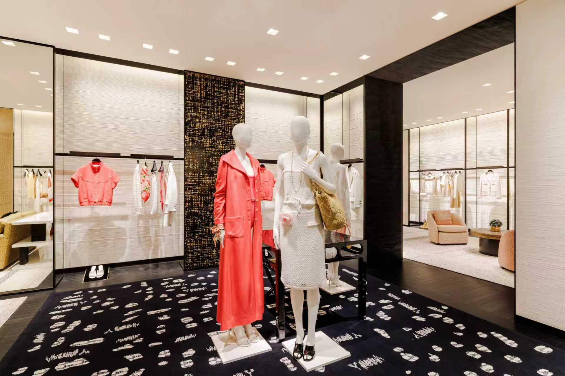 恒隆精品店的高级成衣区域明亮摩登，陈列着当季的香奈儿2025/26早春度假系列