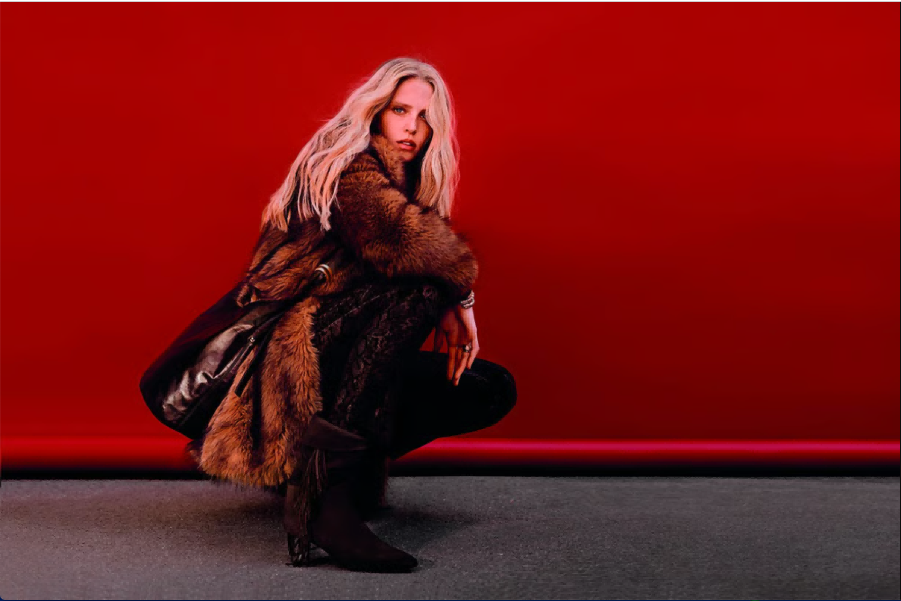 Ba&sh品牌邀请了Abby Champion担任代言人，展示新款Youyou手袋