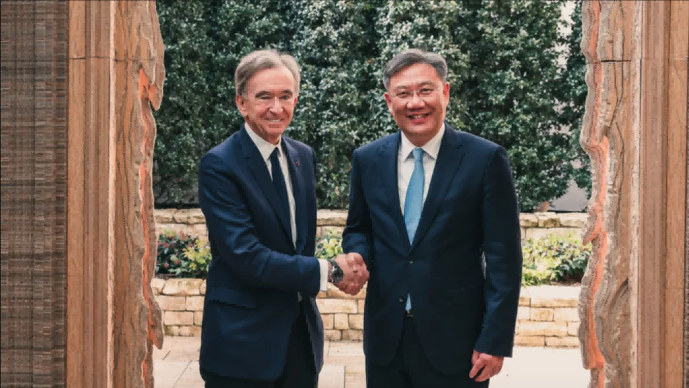 LVMH集团董事长兼首席执行官Bernard Arnault在蒙田大道30号的Dior旗舰店会见了中国商务部部长王文涛