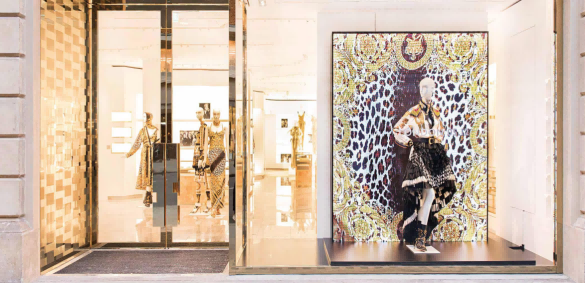 Versace的品牌文化依旧由意大利地中海的古典美学主义进行发扬